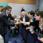 El candidato a la secretaría general del PSOE y exlehendakari, Patxi López (i) saluda sus simpatizantes al inicio de un acto de campaña celebrado hoy en Zaragoza.-EFE