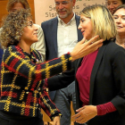 Alicia García saludando a la ministra de Sanidad y Servicios Sociales, Dolors Montserrat.-ICAL