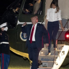 Trump y su esposa Melania llegan a la Casa Blanca en el helicóptero que les trajo de la base Andrews.-ANDREW HAWKIN