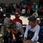 Un grupo de venezolanos hacen cola frente a un banco de Caracas para cobrar sus pensiones.-FEDERICO PARRA