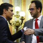 Pedro Sánchez saluda a Antonio Hernando, este jueves en el Congreso.-AGUSTÍN CATALÁN