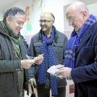 Tomás Burgos, acompañado en el colegio electoral por Ramiro Ruiz Medrano y Jesús Julio Carnero.-Ical