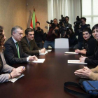 El lendakari Iñigo Urkullu recibe, este miércoles, a familiares de los presos de ETA.-Foto: EFE / ADRIÁN RUIZ DE HIERRO