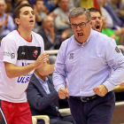 Paco García celebra con rabia una acción ante el Gandía.-J. M. LOSTAU