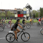 Aficionados a la bicicleta recorren el barrio de La Rubia durante una marcha.-ICAL