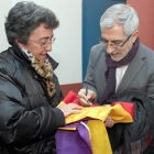 El portavoz de IU, Gaspar Llamazares (D), firma en una bandera republicana en la Casa de Cultura de La Robla (León)-Ical