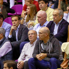 El presidente del CBC Valladolid, Mike Hansen (en el centro), en la grada durante un partido en Pisuerga.-J. M. LOSTAU