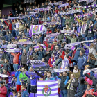 Aficionados del Real Valladolid en las gradas de Zorrilla.-J. M. LOSTAU