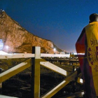 Una pareja mira desde la Línea de la Concepción la proyección de la imagen de Isabel II en el Peñón, en junio del 2012, cuando las autoridades de Gibraltar celebraron el 60º aniversario del ascenso al trono de la reina.-AFP / MARCOS MORENO