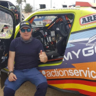 Roberto Carranza posa junto al coche en el que participará desde hoy en el Rally Dakar en Arabia Saudí.-E. M.