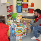 Voluntarios de Cruz Roja Juventud organizan los juguetes de la Campaña ‘Hay muchos juguetes. Una manera de ayudar’ en Valladolid-ICAL