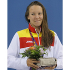 La española Marina Castro Atalaya posa en el podio tras haber conseguido la medalla de bronce en la prueba de 800 metros libres de natación.-Foto: EFE