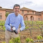 Antonio Casas posa entre sus viñedos, frente a las instalaciones de Agejas.-