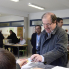 El presidente de la Junta de Castilla y León, Juan Vicente Herrera acudió a votar a primera hora en Burgos-ICAL
