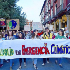 Cabeza de la manifestación con la pancarta con el lema ‘Valladolid en energía climática’ . Abajo, los los secretarios generales de UGT y CCOO.-ICAL