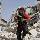 Rescate de un niño tras un bombardeo en Alepo, este miércoles.-AFP / AMEER ALHALBI