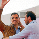 Pedro Sánchez y Óscar Puente se abrazan en el acto de Valladolid-PHOTOGENIC