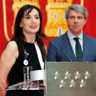 Luz Casal recibe la Medalla Internacional de las Artes de la Comunidad de Madrid de la mano de Ángel Garrido, presidente de la comunidad. /-EFE