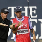 Mickelson habla con su cadi en el hoyo 18 de Royal Troon-MATT DUNHAM / AP