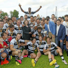 La plantilla y el cuerpo técnico del SilverStorm, junto a su presidente y la ministra García Tejerina, celebran el título de Liga.-J. M. LOSTAU