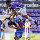 Jeffren salta de forma espectacular en el partido disputado en Zorrilla.-Miguel Ángel Santos