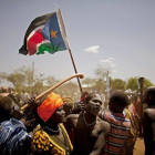 Miembros de la sociedad protestan en Sudán.-AP