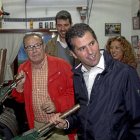 Luis Tudanca accionando una palanca de cambio de agujas en el museo del Ferrocarril en Aranda de Duero-ICAL