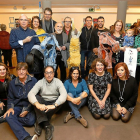 Integrantes y amigos de Teloncillo que ayer acudieron a la exposición de Revilla.-J.M.LOSTAU