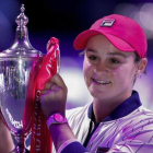 Barty sostiene el trofeo de campeona del Masters femenino en Shenzhen-ANDY WONG (AP)