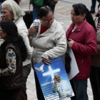 Feligreses esperan la llegada del Papa Francisco en las inmediaciones de la catedral de Bogotá.-EFE / JOSE JACOME