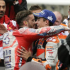 Dovizioso y Márquez se abrazan en el box al final de la carrera de MotoGP.-EFE / KIMIMASA MAYAMA