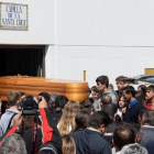 El entierro del joven piloto Marcos Garrido congregó a cientos de aficionados en Rota, Cádiz.-EFE / RAÚL CARO