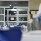 Una voluntaria en el comedor social de Valladolid prepara las mesas.-MIGUEL ÁNGEL SANTOS