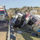 Camión articulado de paquetería volcado en la mediana de la A-62 en las inmediaciones de la urbanización Panorama, en el término de Simancas-Pablo Requejo