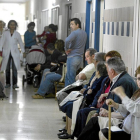 Pacientes en la sala de espera de un hospital.-E. M.