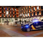 La Policía Nacional vigila en toque de queda actual a las diez de la noche en Valladolid, en un imagen de archivo. J. M. LOSTAU