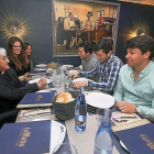 Comensales en una comida navideña ayer en el restaurante La Mafia se Sienta a la Mesa.-PABLO REQUEJO