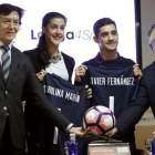 Carolina Marín y Javier Fernández, acompañados por José Ramón Lete, secretario de Estado y Javier Tebas, presidente de LaLiga.-EFE / CHEMA MOYA