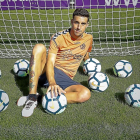 El delantero blanquivioleta Jaime Mata posa en una de las porterías de Zorrilla, rodeado de balones.-J.M. LOSTAU