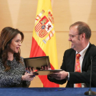 El consejero de Educación, Fernando Rey, y la presidenta de las Cortes de Castilla y León y de la Fundación Villalar, Silvia Clemente, firman un convenio para fomentar la conciencia democrática y los valores del parlamentarismo entre el alumnado-ICAL