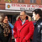 El portavoz del Grupo Municipal Socialista, Pedro Herrero, acompañado por la portavoz de Movilidad del Grupo Parlamentario Socialista en Cortes de Castilla y León, Laura Pelegrina Cortijo. - E.M.