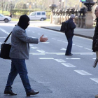 Joaquim Benítez tiende la mano a Manuel Barbero, que rechaza devolverle el saludo, este martes frente a la Audiencia de Barcelona.-JOAN CORTADELLAS