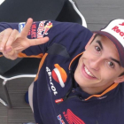 Marc Márquez (Honda) hace la señal de la victoria.-EMILIO PÉREZ DE ROZAS