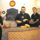 Rubén García junto a su tío Pedro García y su hijo Sergio, a la puerta del horno de asar de leña en el comedor del restaurante.-