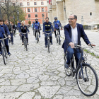 Luis Vélez, a la derecha, comienza el paseo en bicicleta junto a otras autoridades.-J.M. LOSTAU