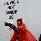 Shia LaBeouf, delante de su instalación contra Trump, 'He will not divide us', en Nueva York, este lunes.-AFP / TIMOTHY A. CLARY