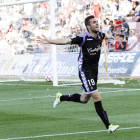 Jordán corre para celebrar junto a los seguidores del Valladolid el gol que supuso el definitivo 0-3 en Almería.-PHOTO-DEPORTE