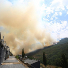 Incendio en el municipio de Encinedo, en la comarca de La Cabrera (León).-ICAL