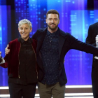 Ellen DeGeneres, tras recibir una de sus tres estatuillas de la noche angelina de manos de Justin Timberlake.-KEVIN WINTER/AFP / AFP