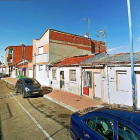 El incendio de los tres coches se produjo en la calle Monegros, 21.-E. M.